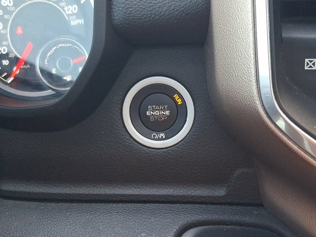 2019 RAM 1500 Laramie Crew Cab 4x4 5'7" Box