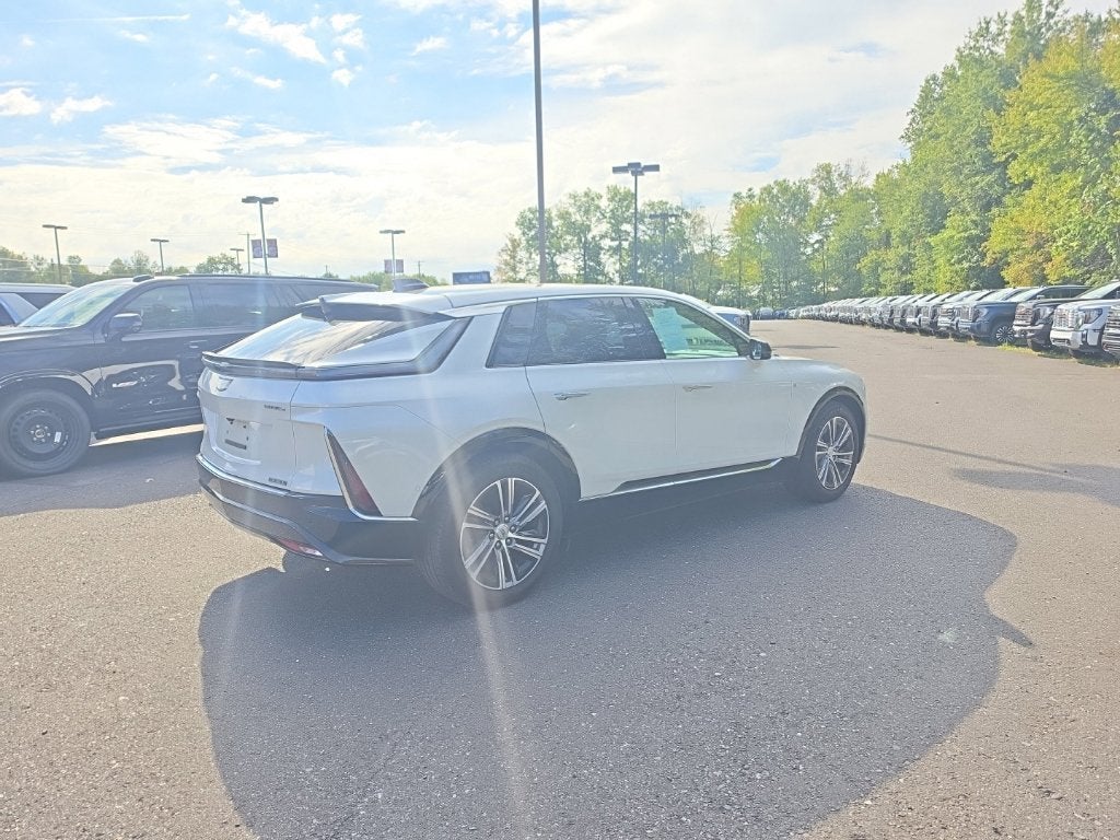 2024 Cadillac LYRIQ Luxury 3