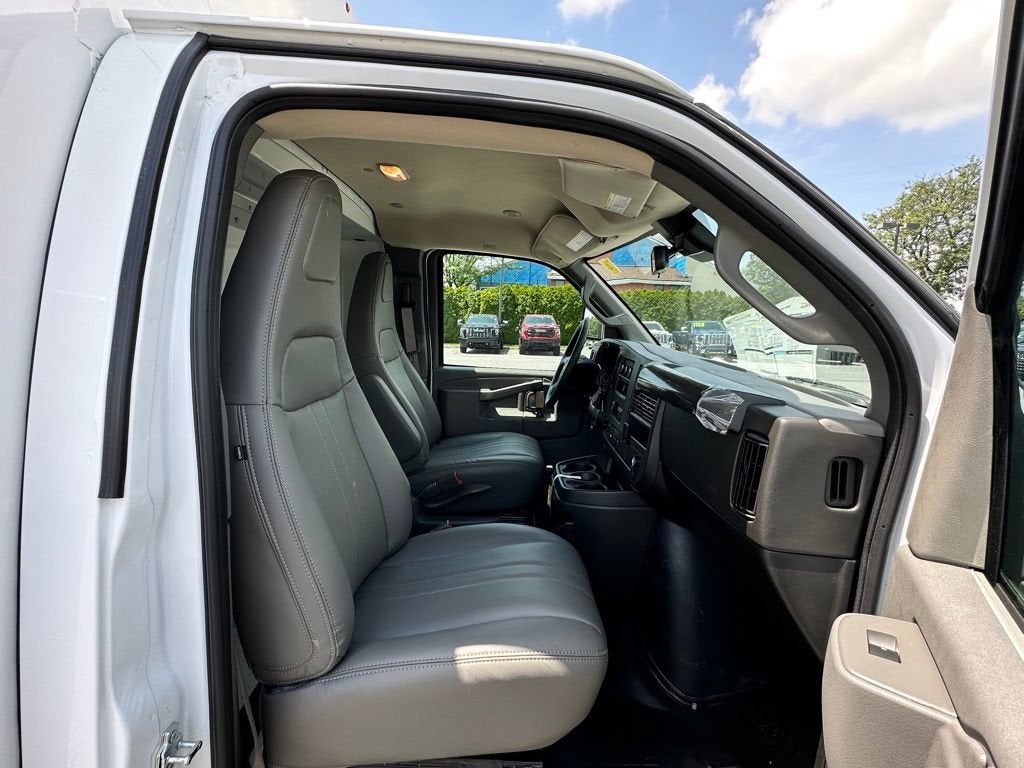 2025 GMC Savana Cutaway 3500 1WT