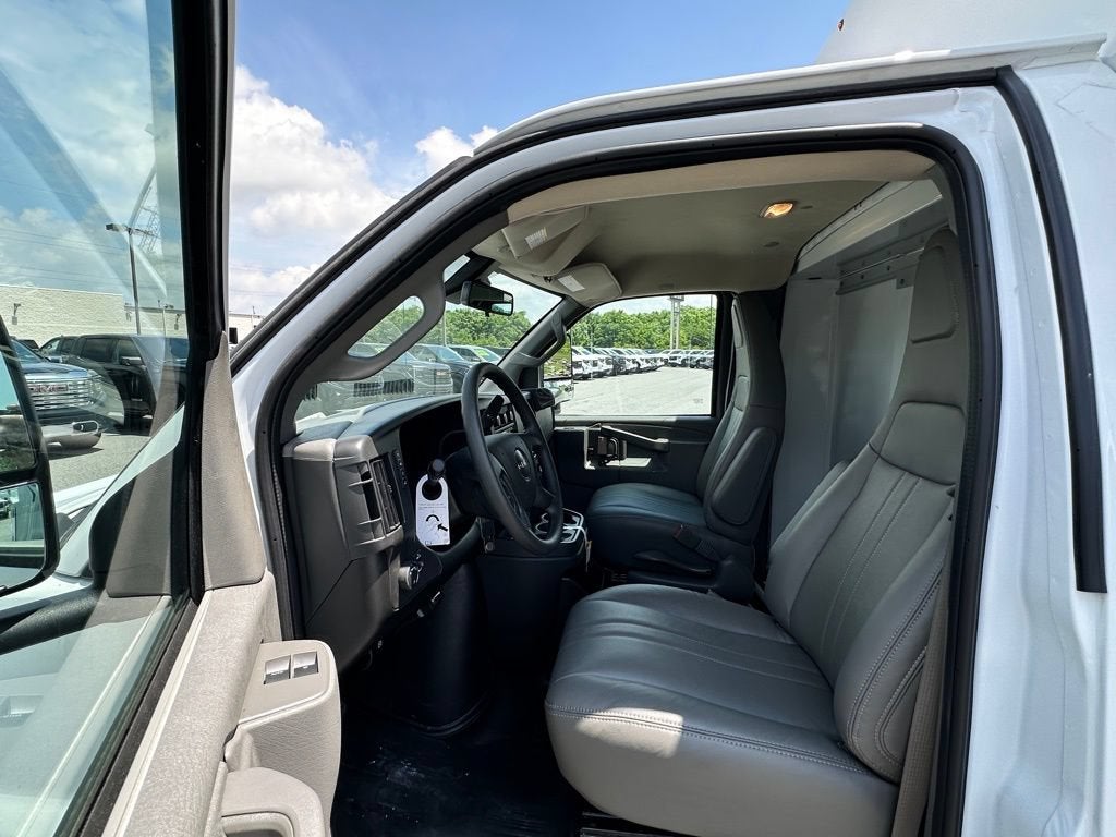 2025 GMC Savana Cutaway 3500 1WT