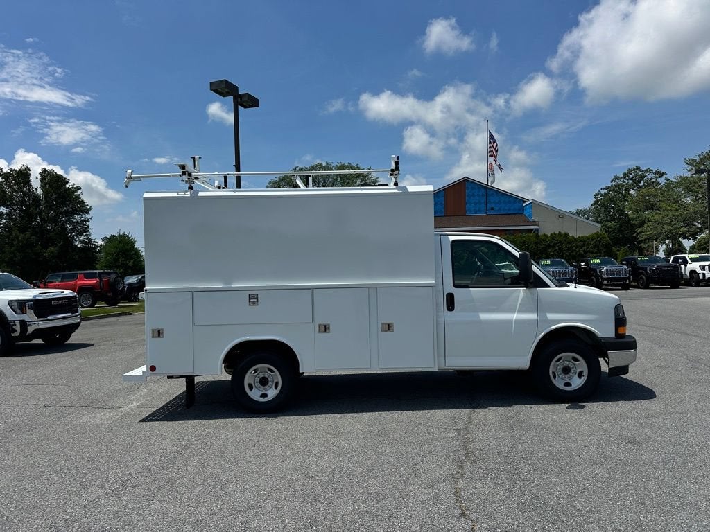 2025 GMC Savana Cutaway 3500 1WT