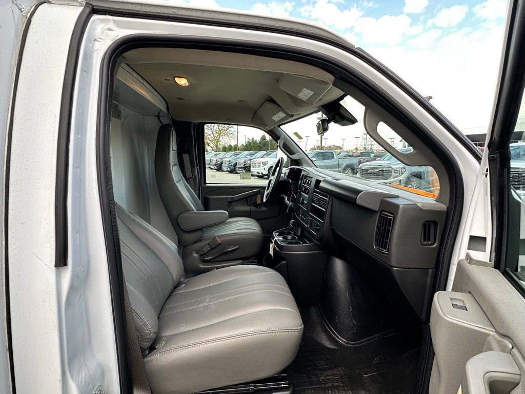2025 GMC Savana Cutaway 3500 1WT