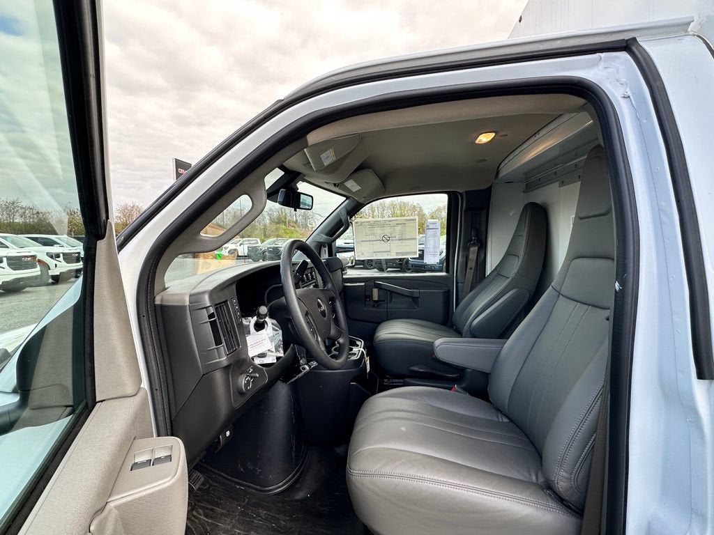 2025 GMC Savana Cutaway 3500 1WT