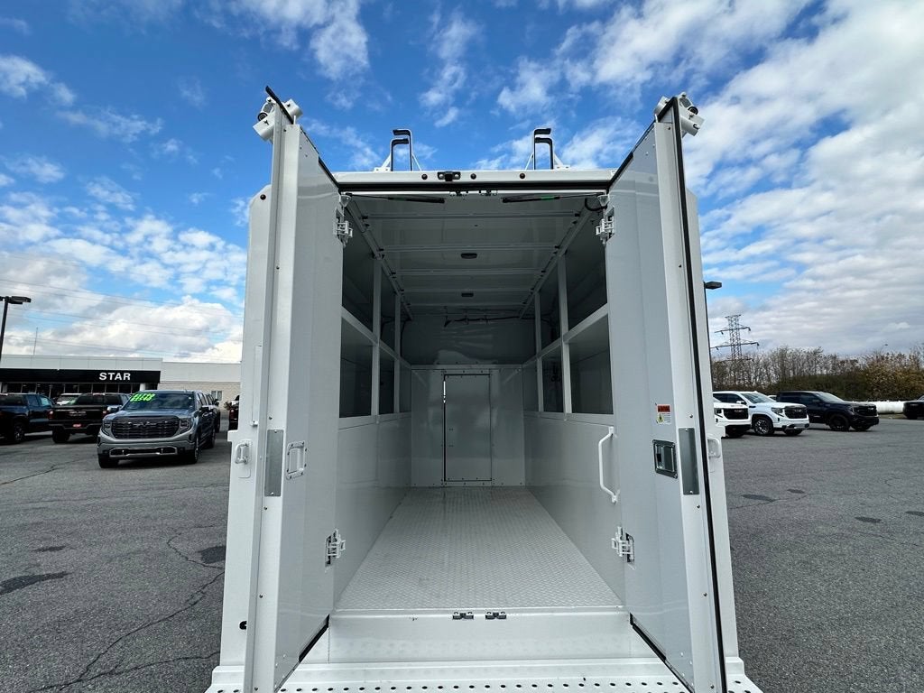 2025 GMC Savana Cutaway 3500 1WT
