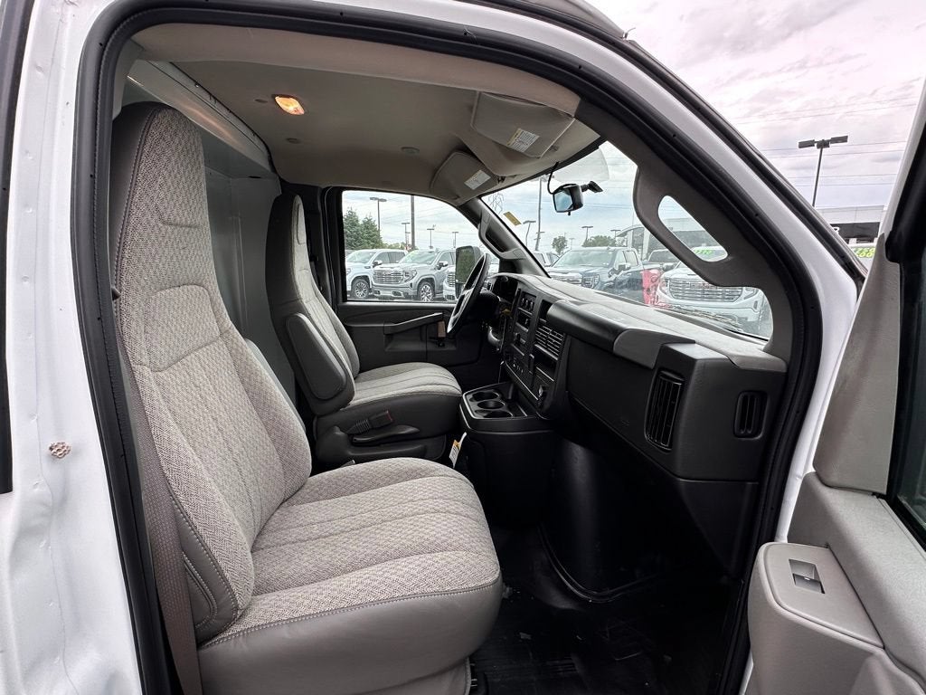 2025 GMC Savana Cutaway 3500 1WT