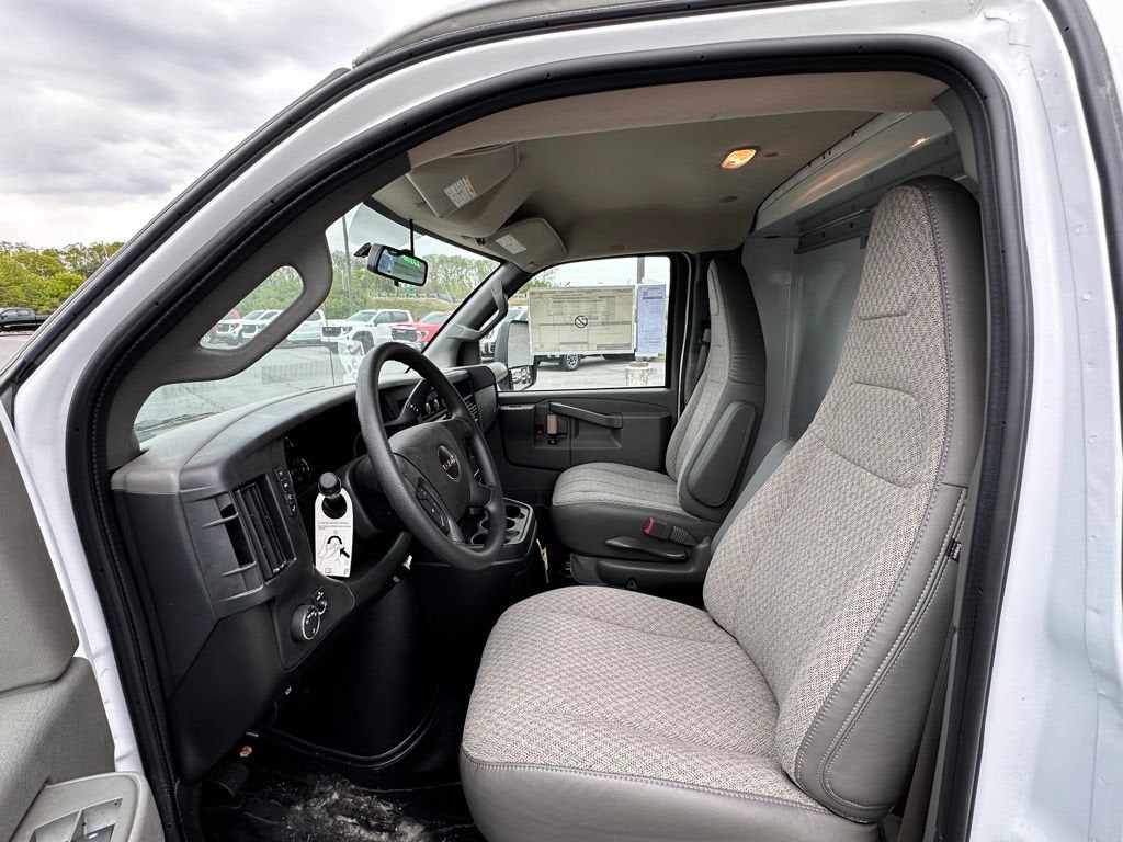 2025 GMC Savana Cutaway 3500 1WT