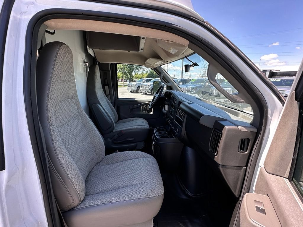 2025 GMC Savana Cutaway 3500 1WT