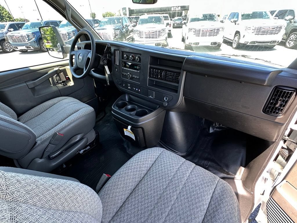 2025 GMC Savana Cutaway 3500 1WT
