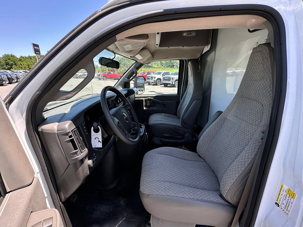 2025 GMC Savana Cutaway 3500 1WT