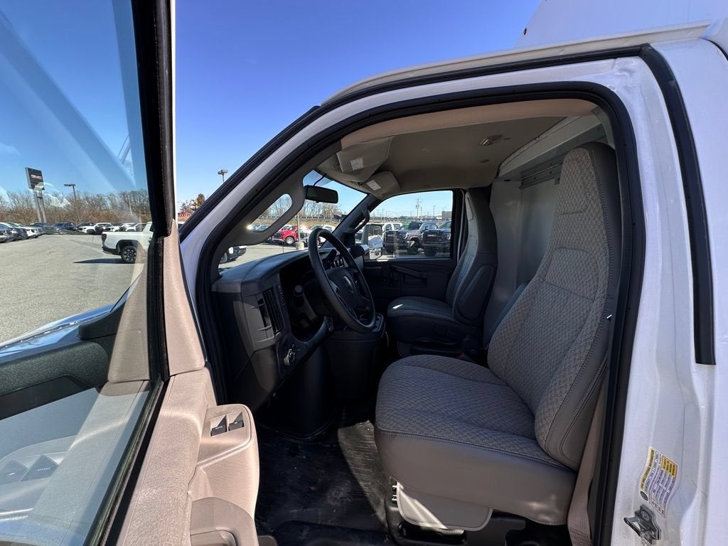 2025 GMC Savana Cutaway 3500 1WT