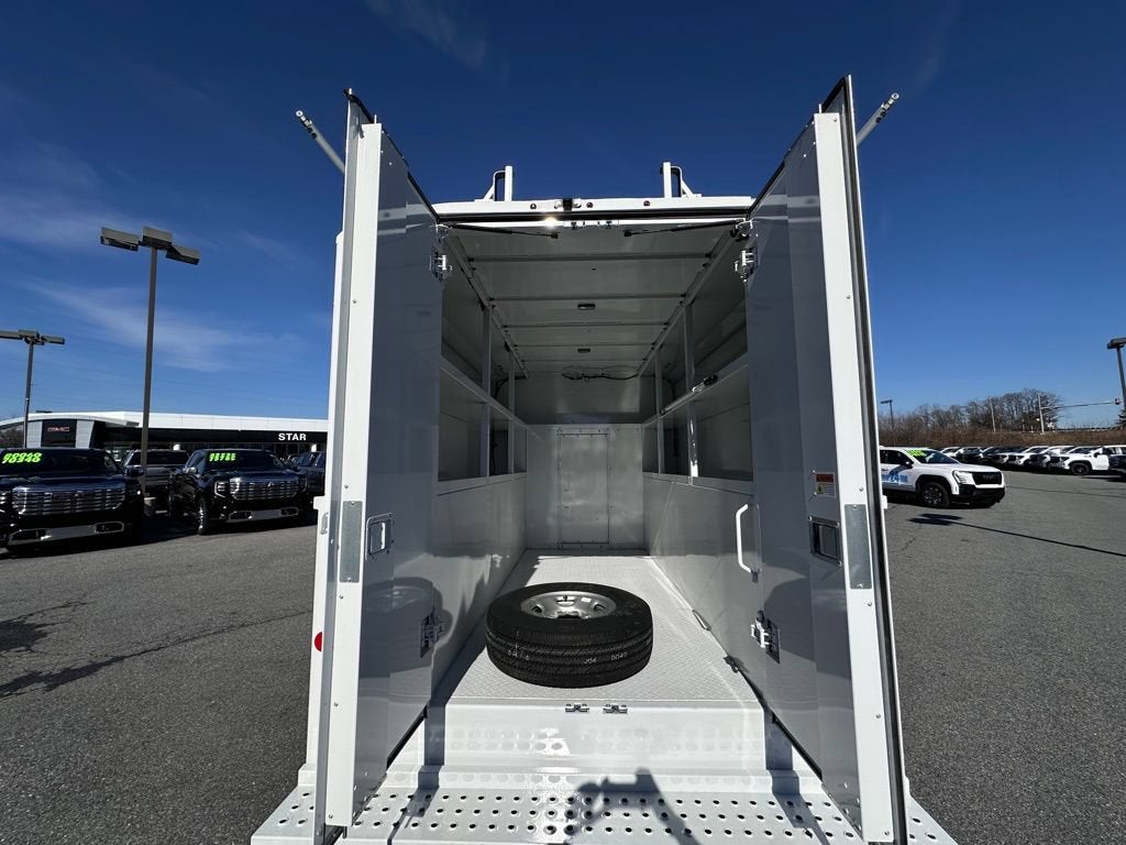 2025 GMC Savana Cutaway 3500 1WT