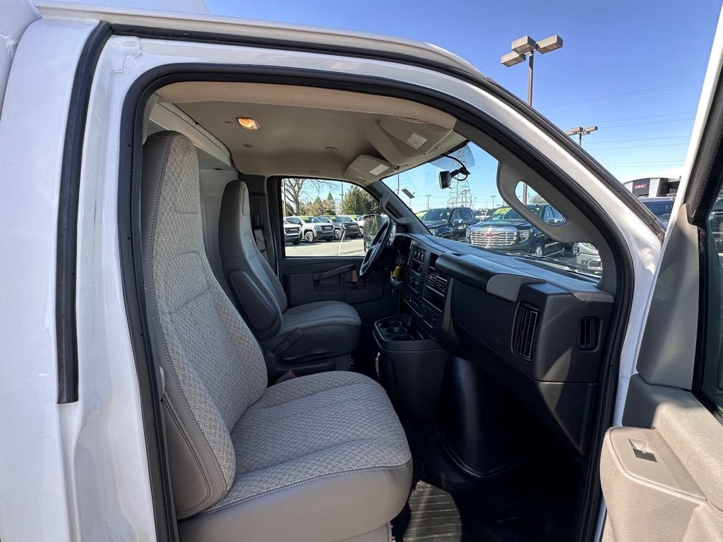 2025 GMC Savana Cutaway 3500 1WT