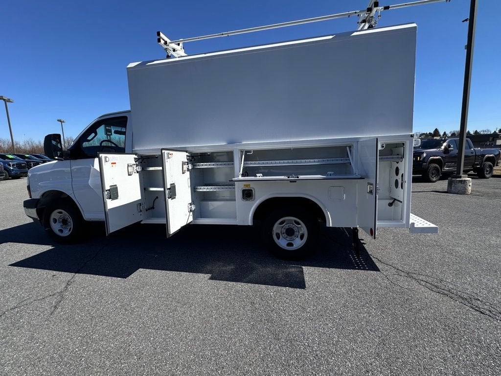 2025 GMC Savana Cutaway 3500 1WT