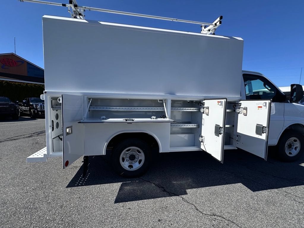 2025 GMC Savana Cutaway 3500 1WT