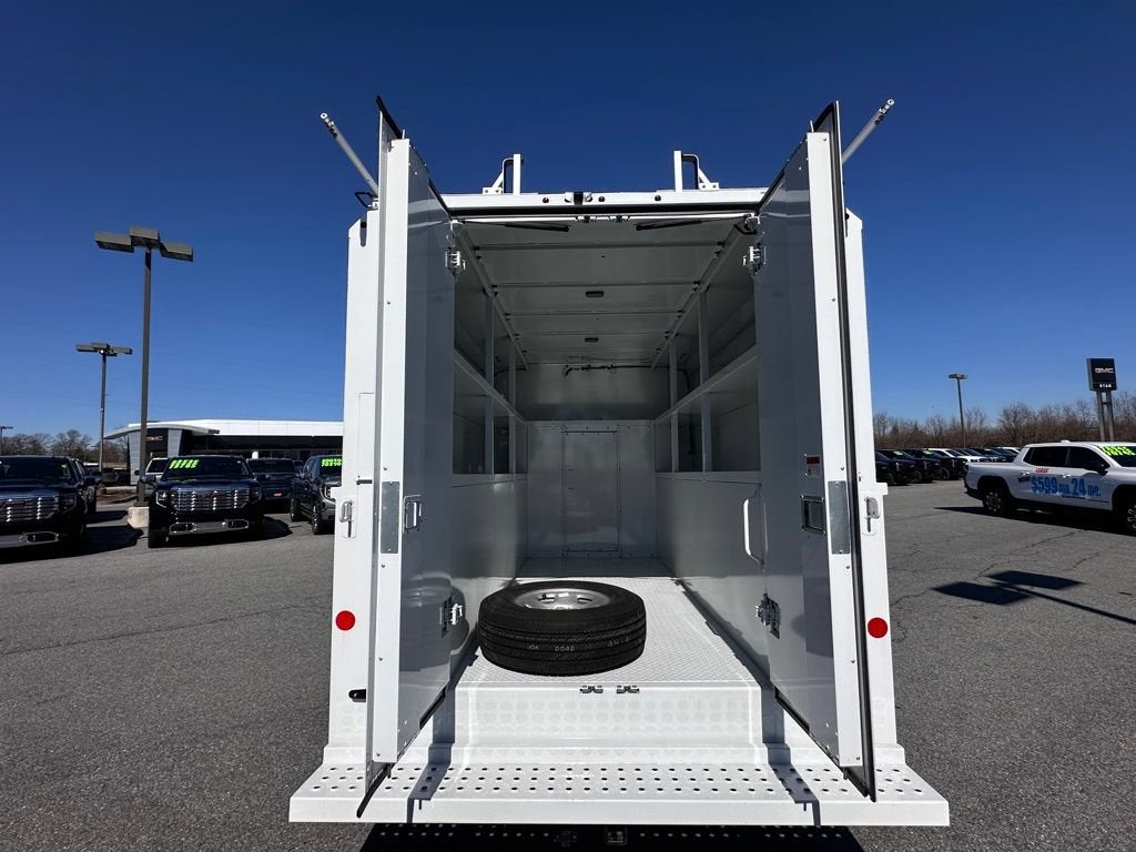 2025 GMC Savana Cutaway 3500 1WT